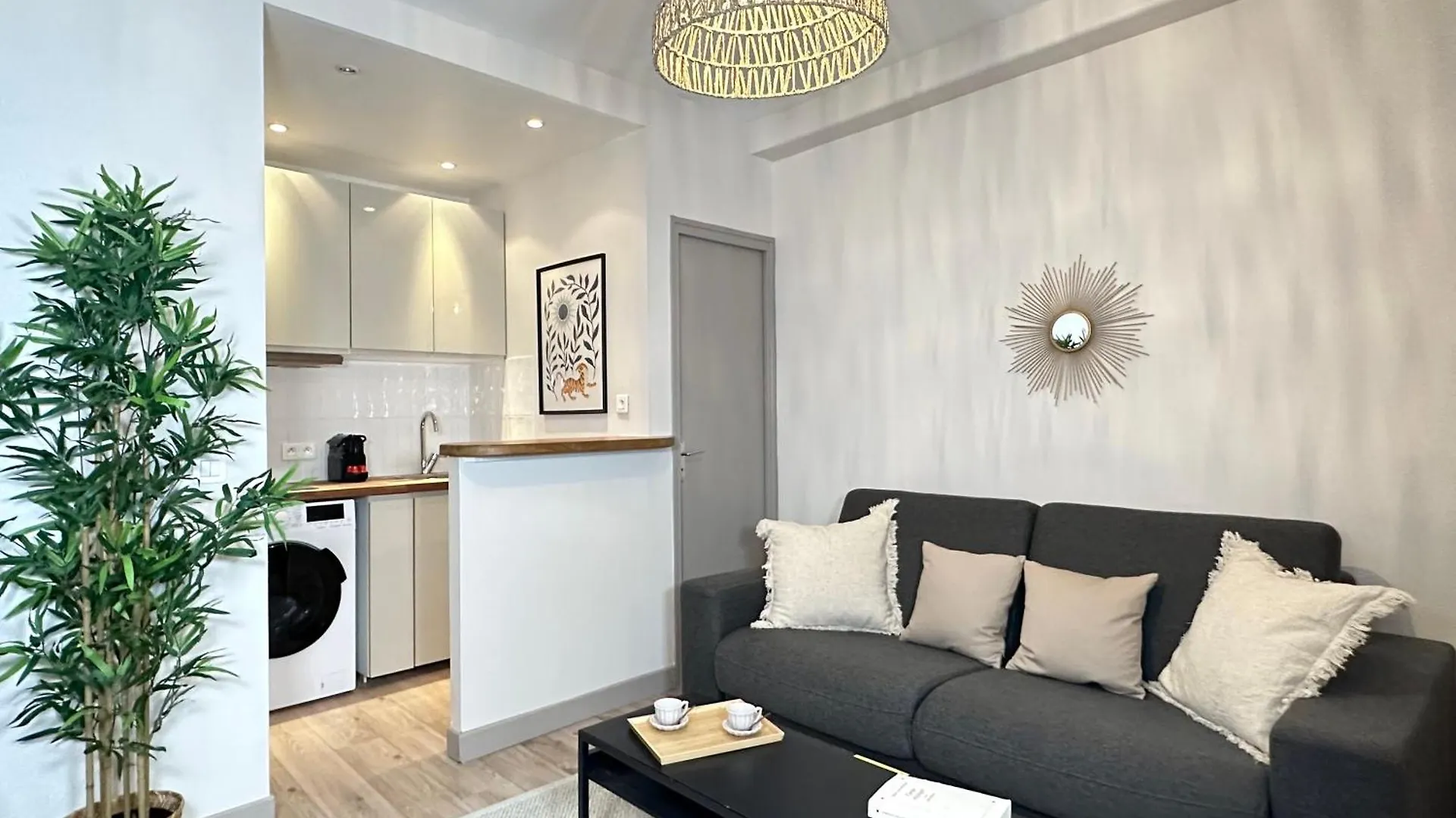 Elegant Home Near Trocadero contacts